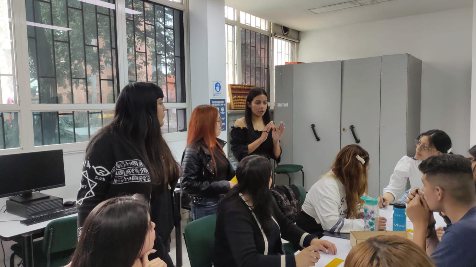 Fotografía en la que se aprecia a la docente Angie Bohórquez dirigiendo una capacitación en Accesibilidad digital en el Centro Tiflotecnológico, con un grupo de aproximadamente 9 estudiantes.