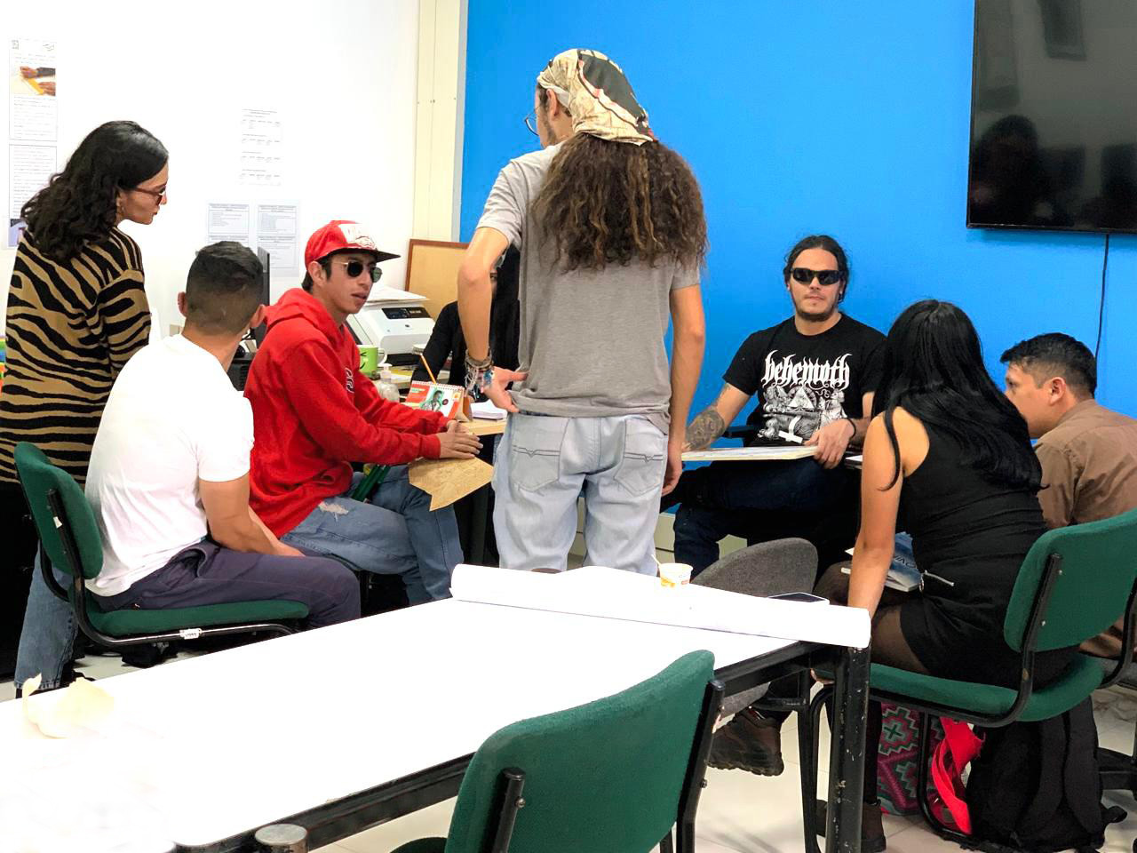 Fotografía con un grupo de 6 estudiantes en una asesoría sobre Accesibilidad que se lleva a cabo en el Centro Tiflotecnológico, dirigida por las docentes Angie Bohórquez y Jenifer Vidal. 